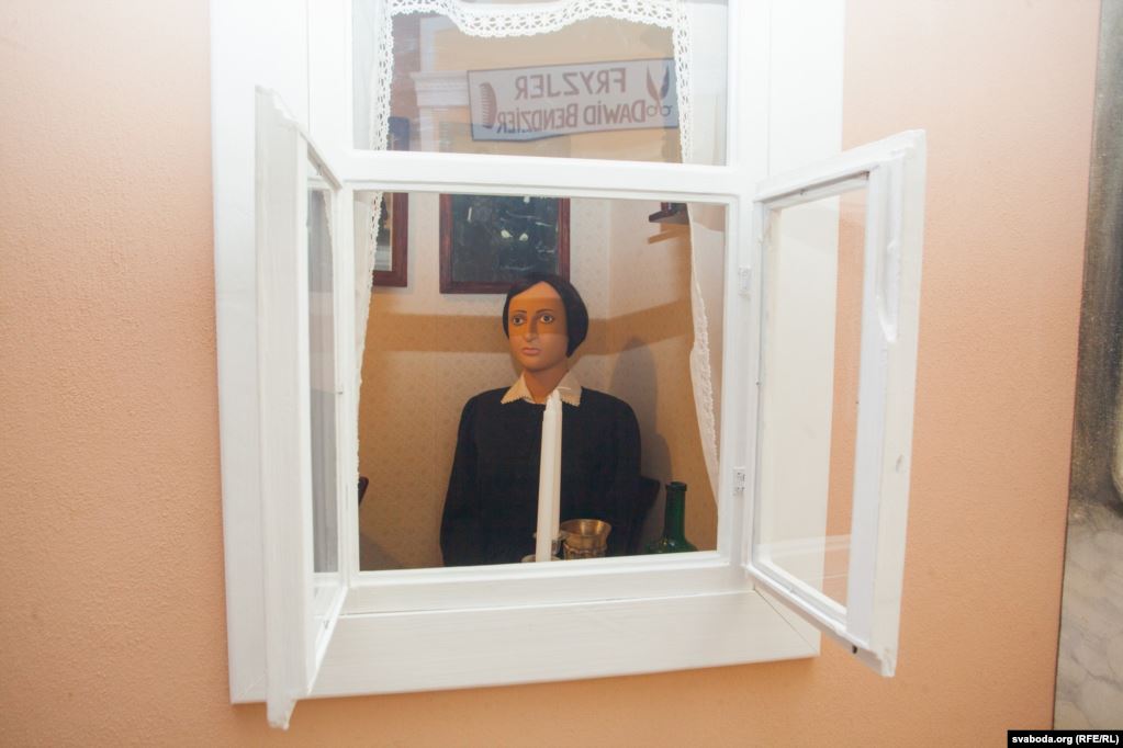 Рабін, цырульня і Статут ВКЛ. Што можна ўбачыць у яўрэйскай экспазіцыі музею ў Іўі. ФОТА