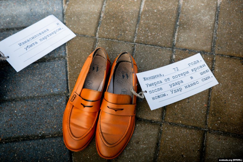 В Минске на площади появились десятки оранжевых туфель. Что это значит?
