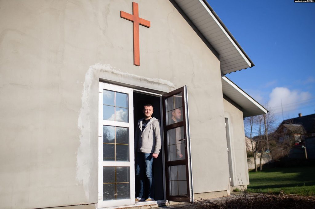 «Я не летаю на метле». Эпатажный священник из Новогрудка о членах, БРСМ, тюрьме, ВИЧ и маме