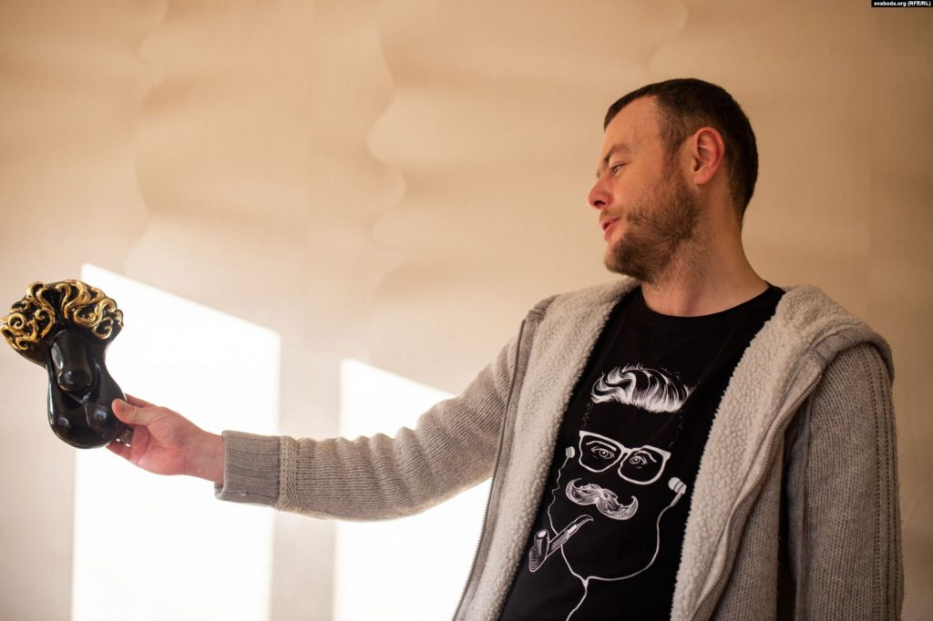 «Я не летаю на метле». Эпатажный священник из Новогрудка о членах, БРСМ, тюрьме, ВИЧ и маме