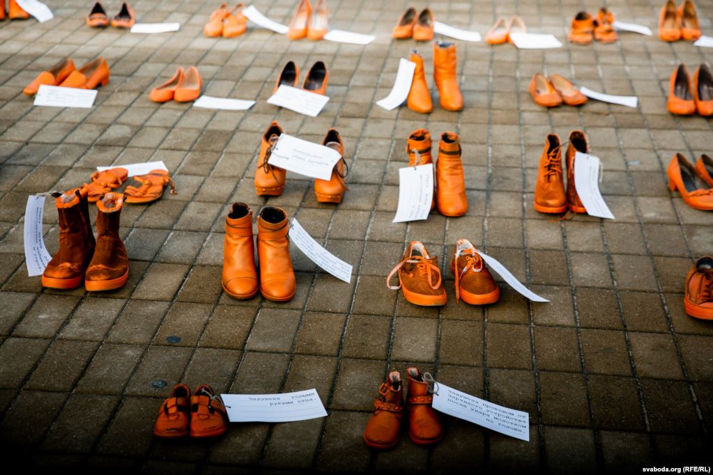 В Минске на площади появились десятки оранжевых туфель. Что это значит?