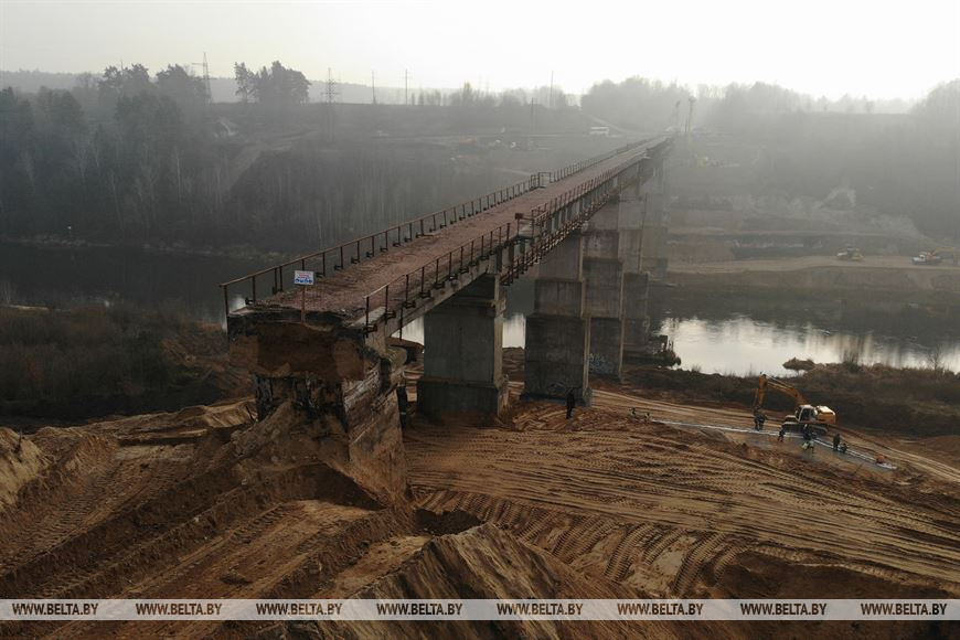 У Гродне пачалі дэмантаж палатна закінутага чыгуначнага моста на Вішняўцы. ФОТА