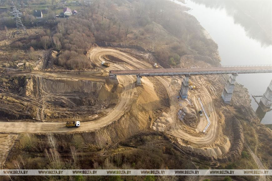 У Гродне пачалі дэмантаж палатна закінутага чыгуначнага моста на Вішняўцы. ФОТА