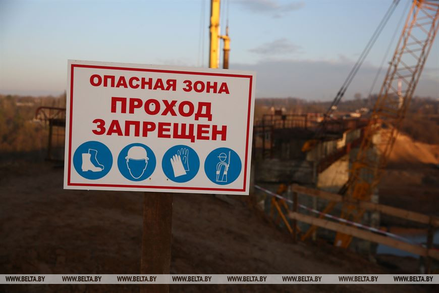 У Гродне пачалі дэмантаж палатна закінутага чыгуначнага моста на Вішняўцы. ФОТА