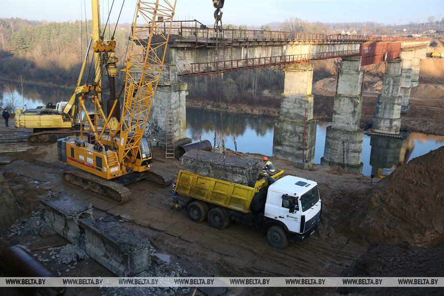 У Гродне пачалі дэмантаж палатна закінутага чыгуначнага моста на Вішняўцы. ФОТА