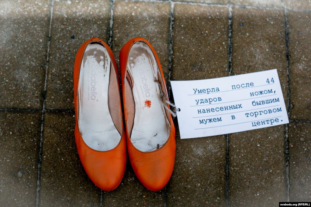 В Минске на площади появились десятки оранжевых туфель. Что это значит?