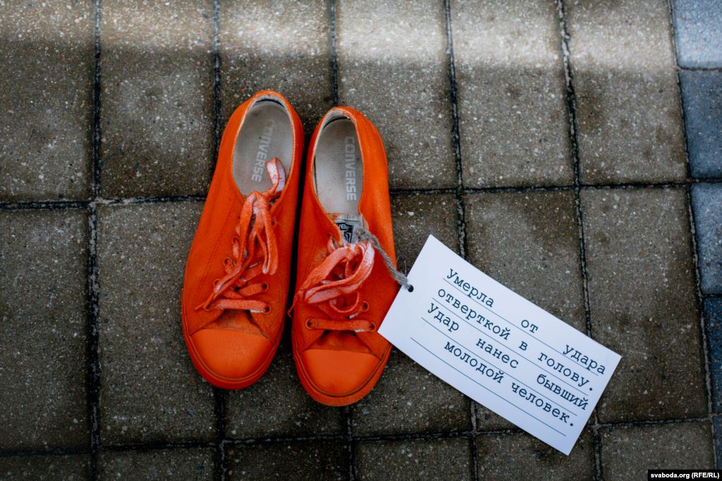 В Минске на площади появились десятки оранжевых туфель. Что это значит?