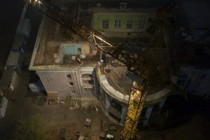 Глядзіце, як на заводзе пад Гродна робяць дэкор для Старога замка рэканструкцыя Палаца тэкстыльшчыкаў