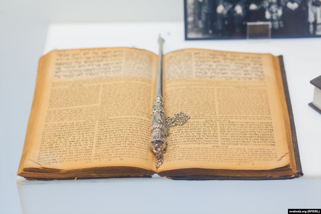 Рабін, цырульня і Статут ВКЛ. Што можна ўбачыць у яўрэйскай экспазіцыі музею ў Іўі. ФОТА