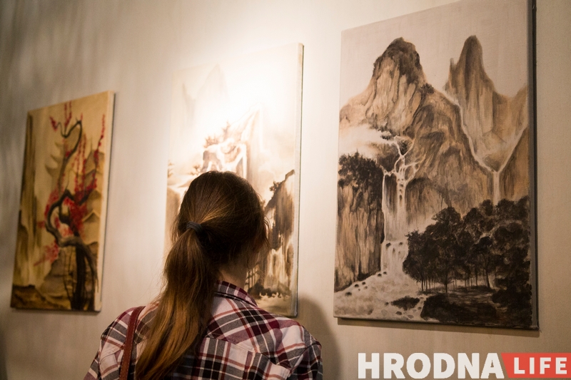 Сланы і Японія. Тату-майстар з Гродна прэзентаваў выставу жывапісу Сланы і Японія. Тату-майстар з Гродна прэзентаваў выставу жывапісу