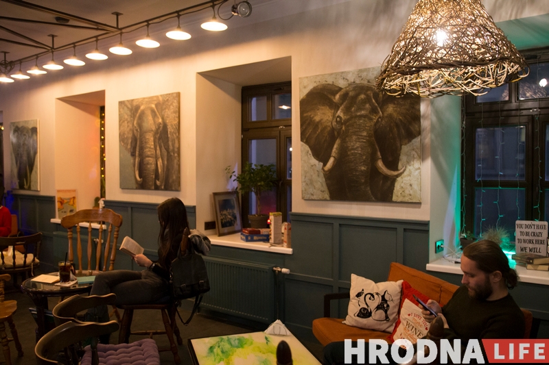 Сланы і Японія. Тату-майстар з Гродна прэзентаваў выставу жывапісу Сланы і Японія. Тату-майстар з Гродна прэзентаваў выставу жывапісу