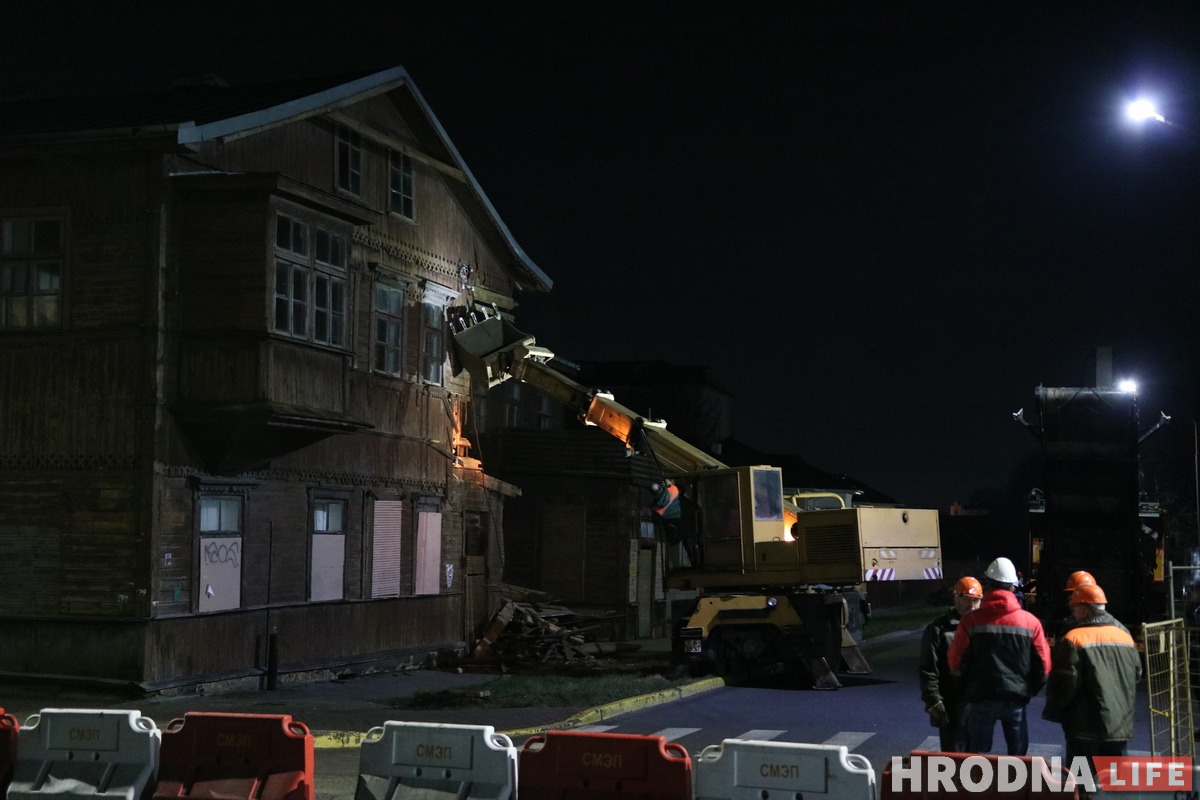 «Спыніце знішчэнне Гародні». Пока вы спали, на Волковича стали сносить старинный дом