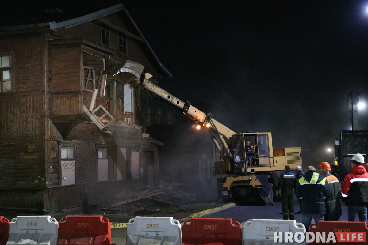 «Спыніце знішчэнне Гародні». Пока вы спали, на Волковича стали сносить старинный дом