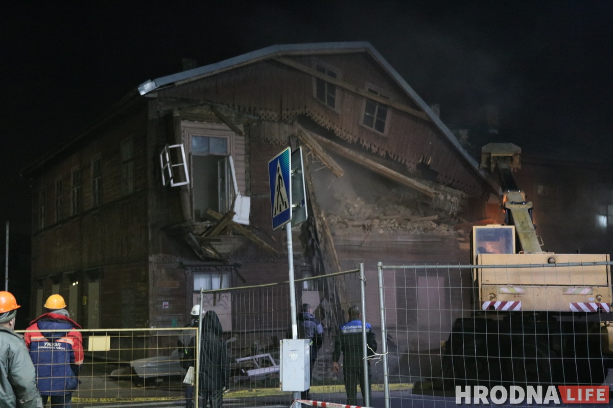 «Спыніце знішчэнне Гародні». Пока вы спали, на Волковича стали сносить старинный дом