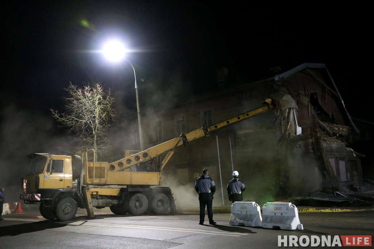 «Спыніце знішчэнне Гародні». Пока вы спали, на Волковича стали сносить старинный дом