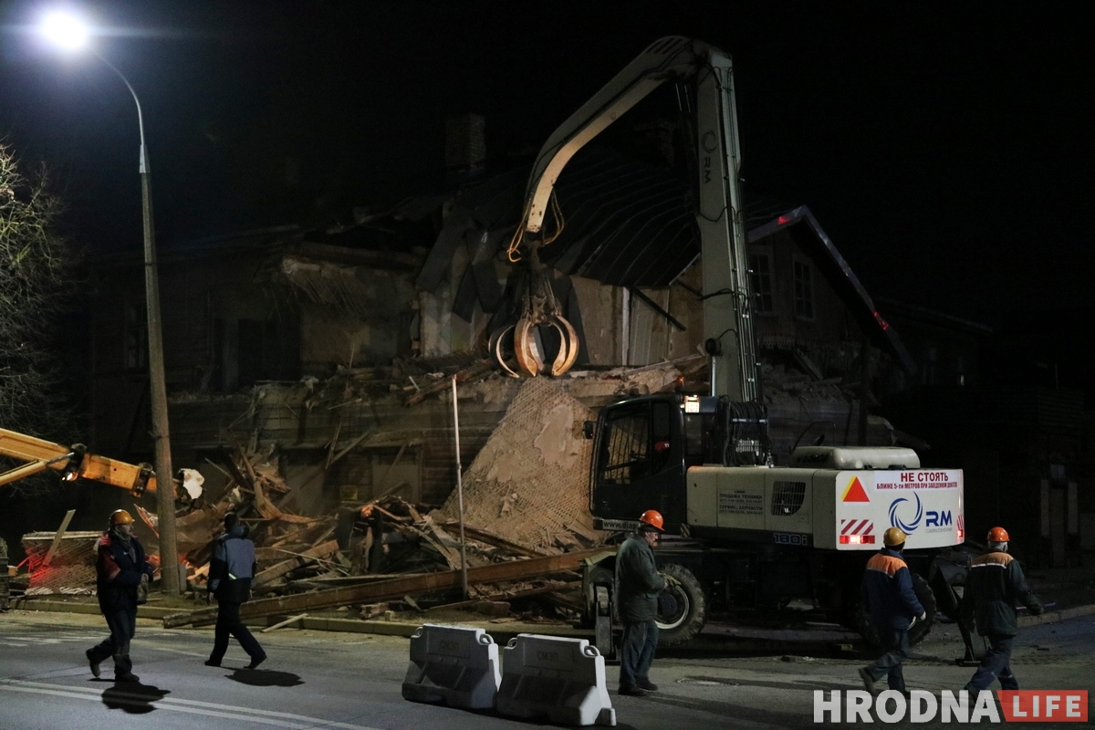 «Спыніце знішчэнне Гародні». Пока вы спали, на Волковича стали сносить старинный дом