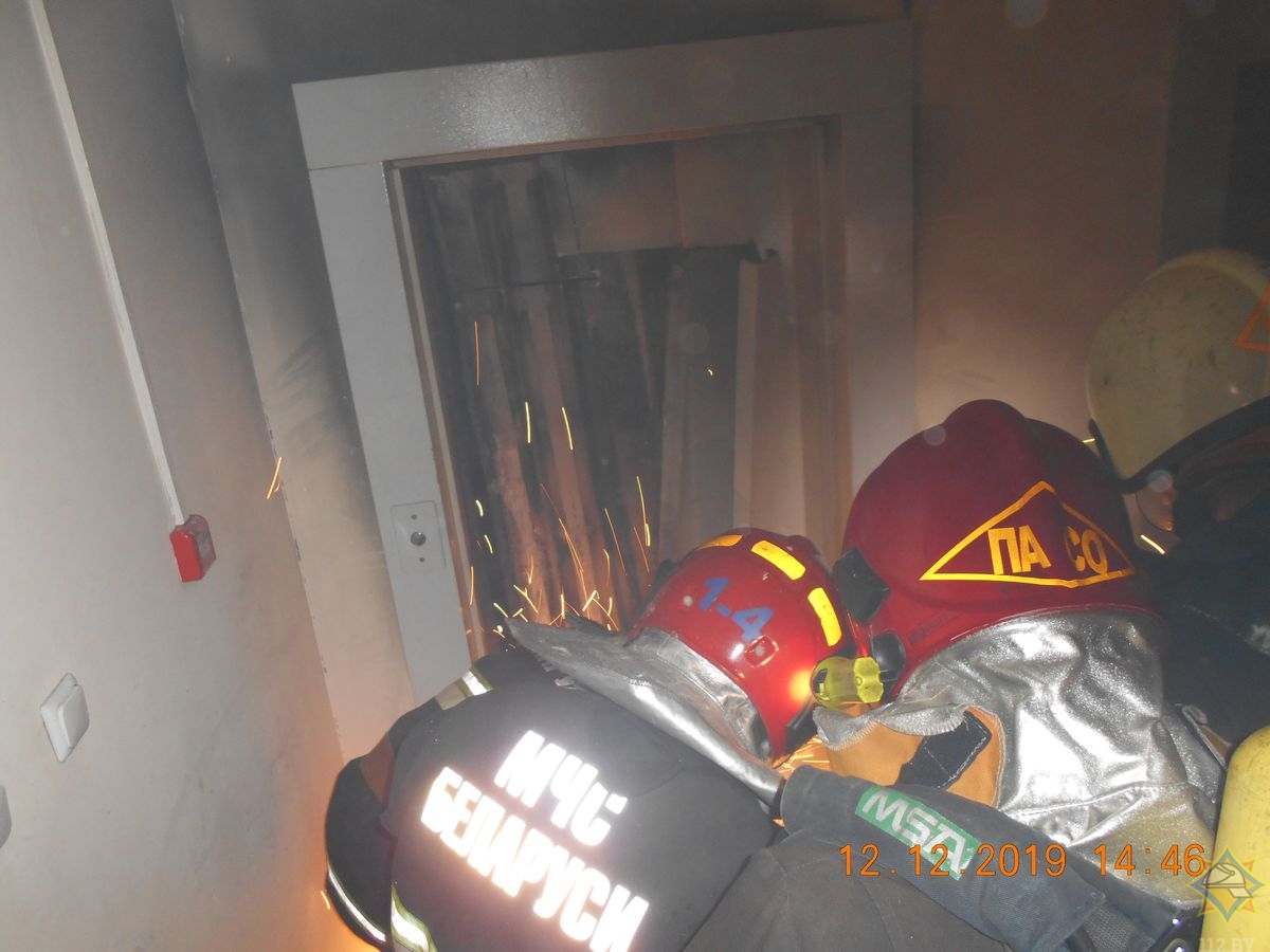 У Гродзенскай шматпавярхоўцы гарэў ліфт. Эвакуіравалі 11 чалавек