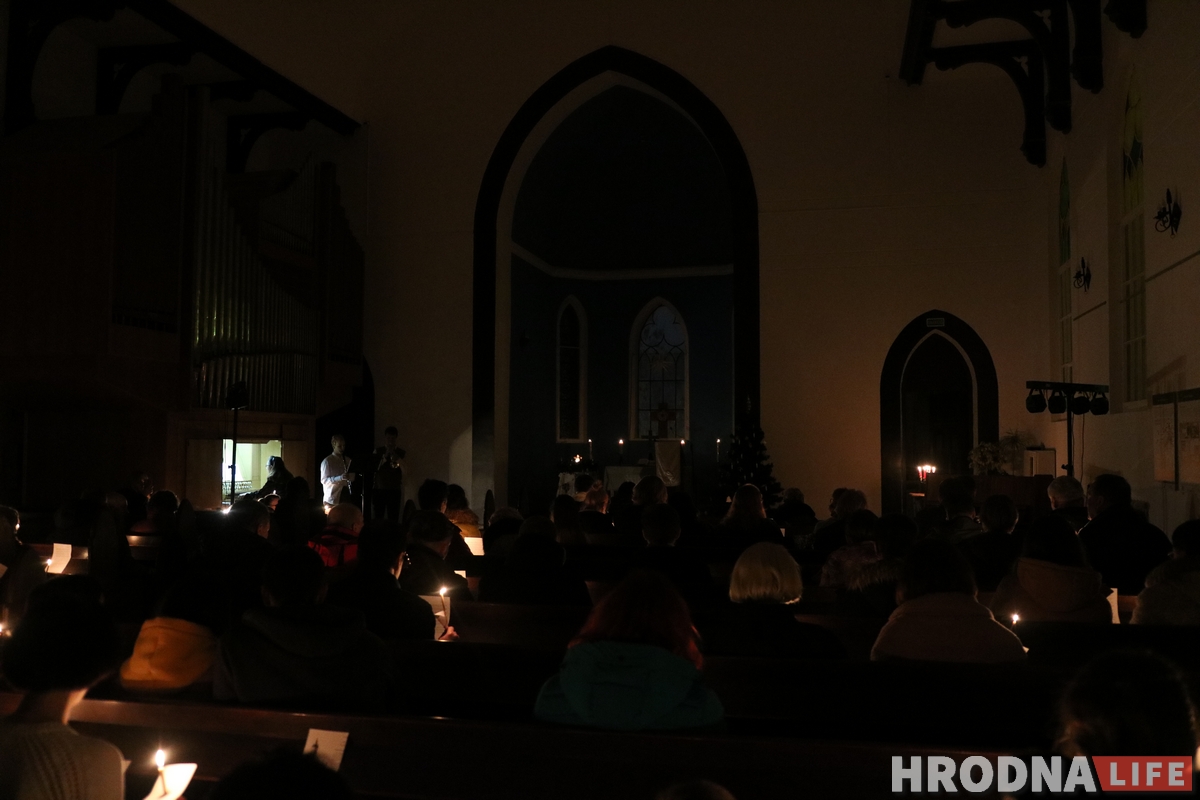 Напярэдадні Раства гродзенскія лютэране сабраліся ў кірсе і праспявалі ў цемры "Ціхая ноч"