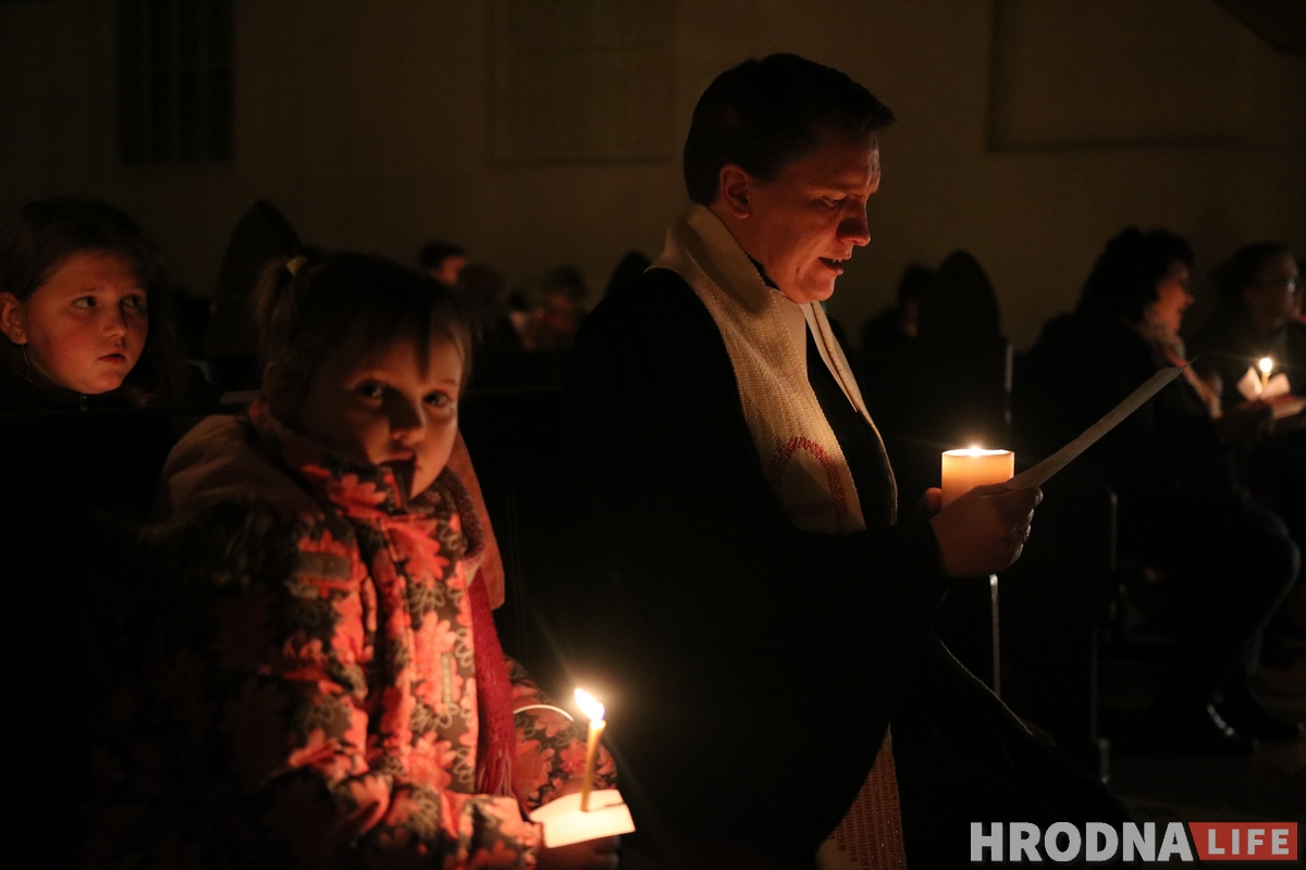 Напярэдадні Раства гродзенскія лютэране сабраліся ў кірсе і праспявалі ў цемры "Ціхая ноч"