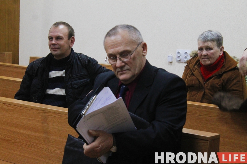 Организатору акции против интеграции дали штраф 45 базовых. В знак протеста он порвал Конституцию