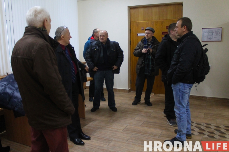 Организатору акции против интеграции дали штраф 45 базовых. В знак протеста он порвал Конституцию