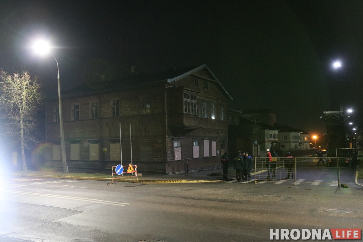 «Спыніце знішчэнне Гародні». Пока вы спали, на Волковича стали сносить старинный дом