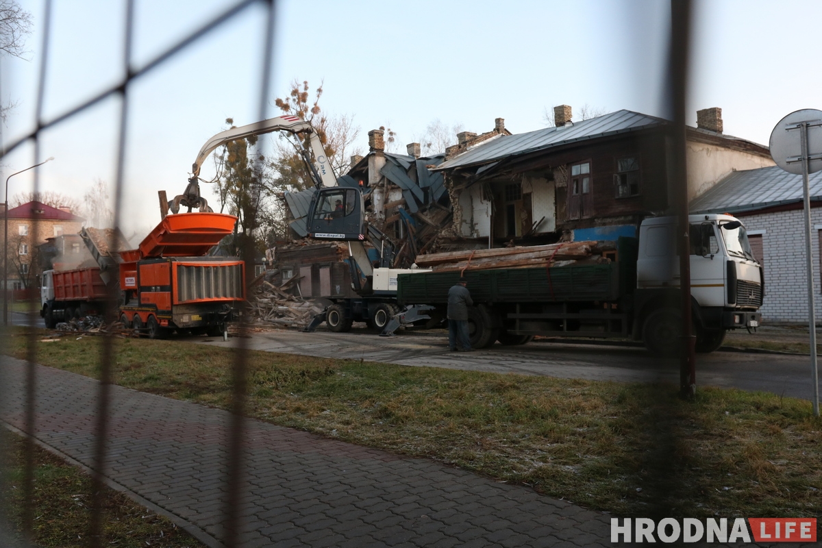 «Спыніце знішчэнне Гародні». Пакуль вы спалі, на Валковіча пачалі зносіць старадаўні дом
