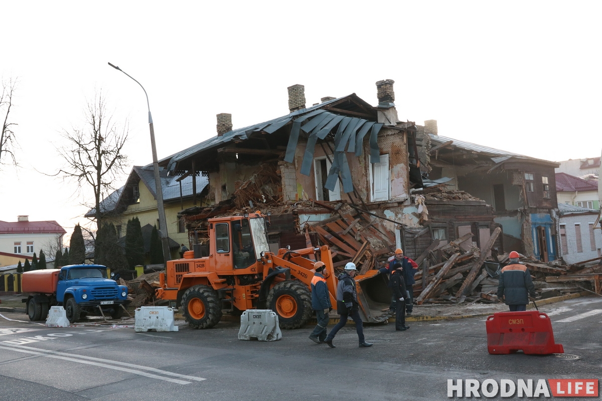 «Спыніце знішчэнне Гародні». Пакуль вы спалі, на Валковіча пачалі зносіць старадаўні дом