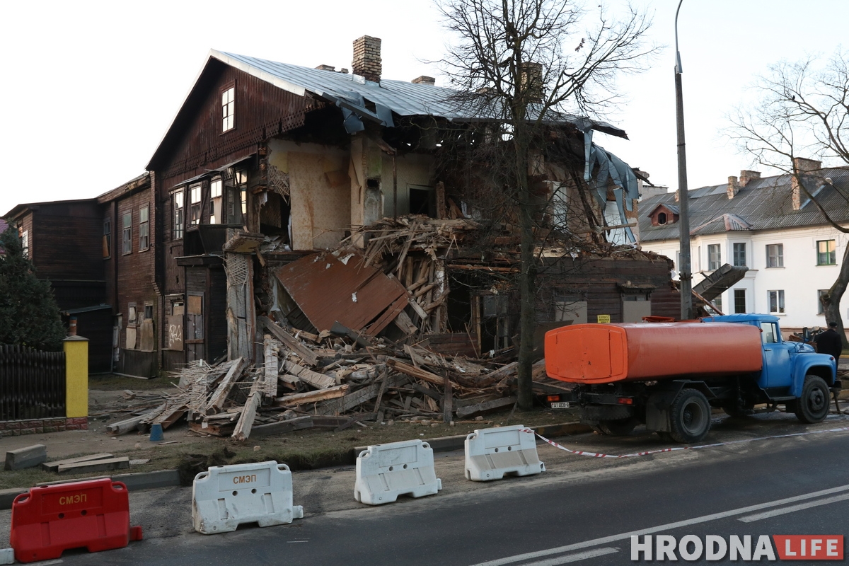 «Спыніце знішчэнне Гародні». Пакуль вы спалі, на Валковіча пачалі зносіць старадаўні дом