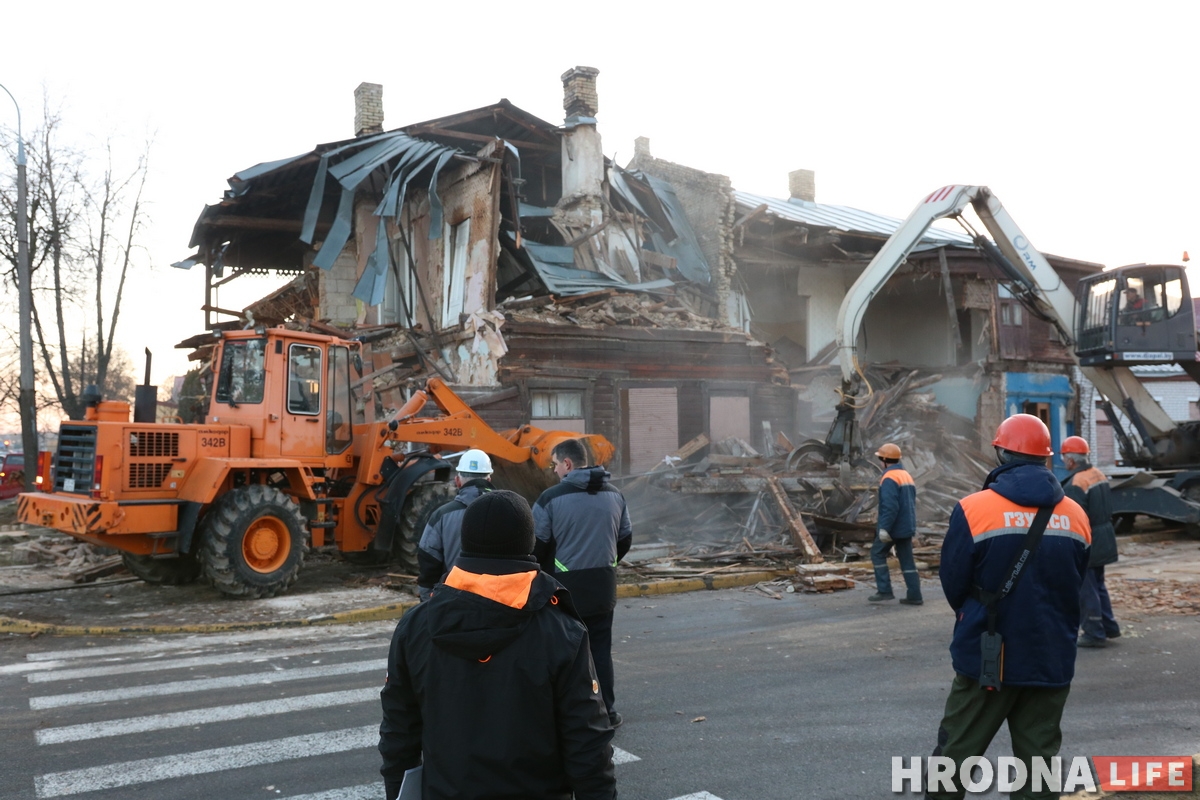 «Спыніце знішчэнне Гародні». Пакуль вы спалі, на Валковіча пачалі зносіць старадаўні дом