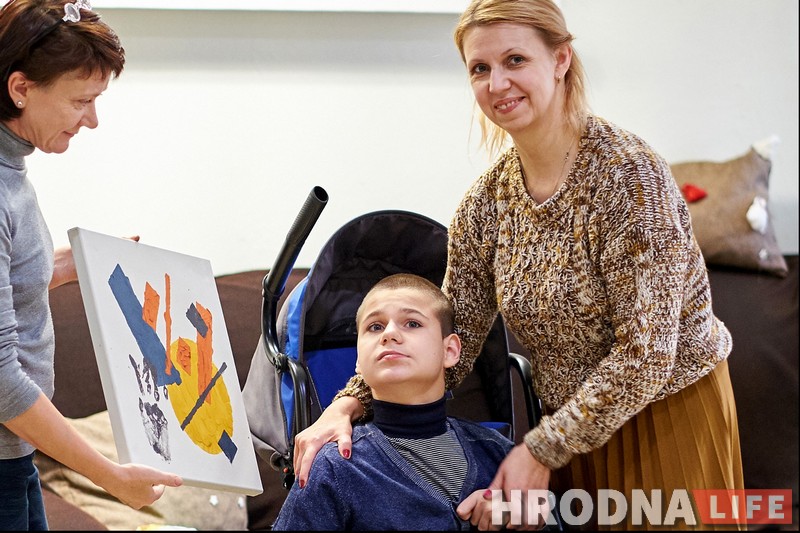 Калядная гісторыя пра супрэматызм і дабрачыннасць.  Аўстраліец набыў усе малюнкі з выставы дзіцячага хоспіса