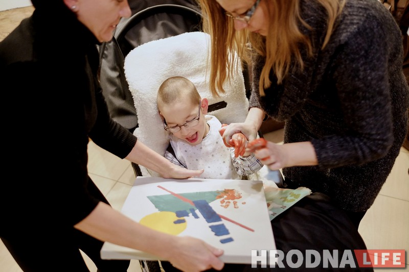 Калядная гісторыя пра супрэматызм і дабрачыннасць.  Аўстраліец набыў усе малюнкі з выставы дзіцячага хоспіса