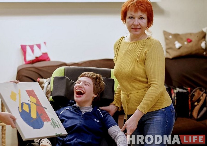 Калядная гісторыя пра супрэматызм і дабрачыннасць.  Аўстраліец набыў усе малюнкі з выставы дзіцячага хоспіса