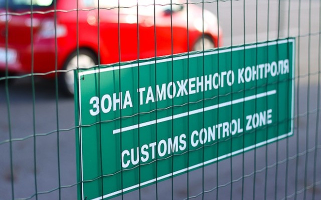 Прыехаць у Беларусь на Каляды аказалася складана: на мяжы агромныя чэргі, мытнікі старанна правяраюць пакупкі