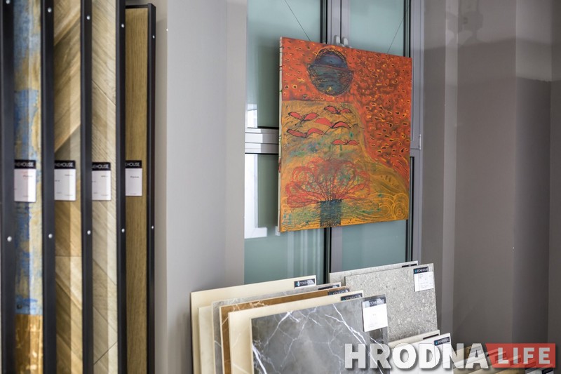 Мастацва на фоне дызайну. Выстава Ягора Коткіна адкрылася ў будаўнічай краме