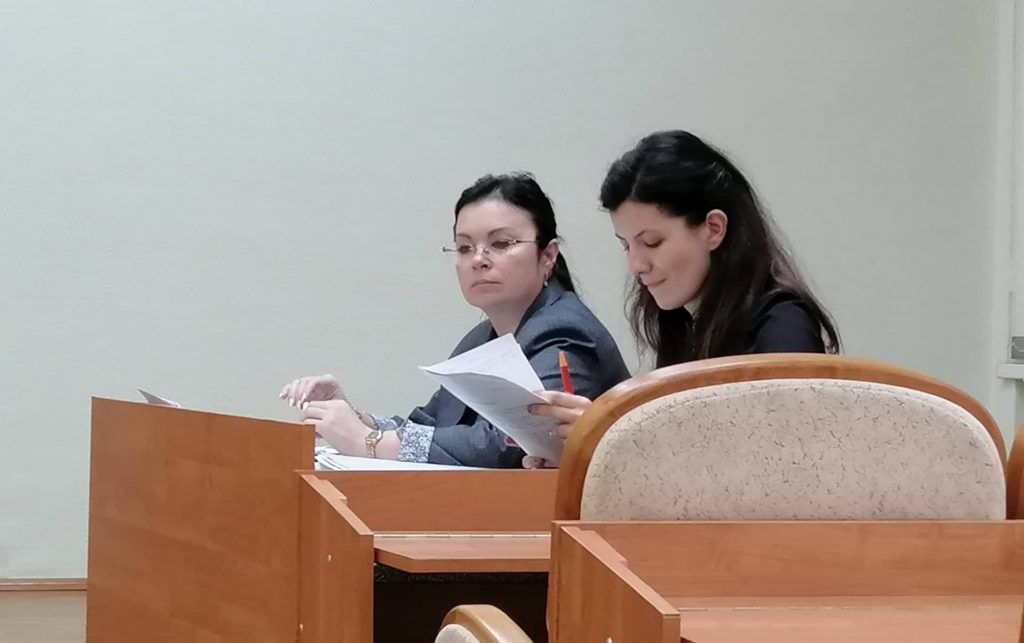 "Освободить, потому что инвалид". Мужчину, который 2 месяца скрывался с сыном в России, не накажут за избиение жены