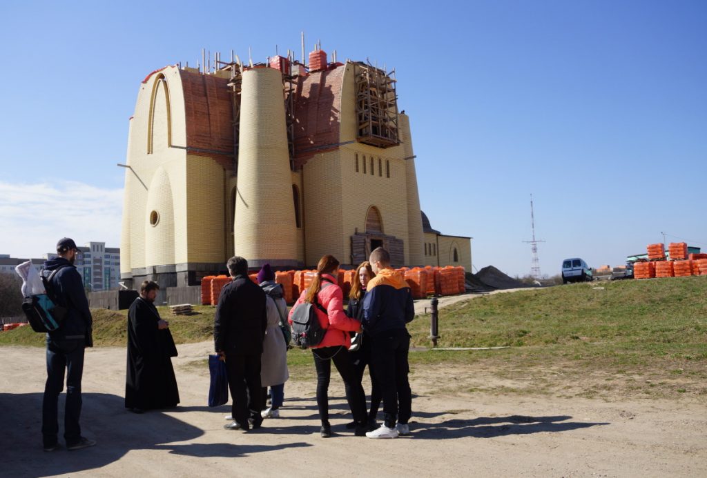 Гибрид брежневки и хай-тека. Гайд по архитектуре постмодерна в Гродно