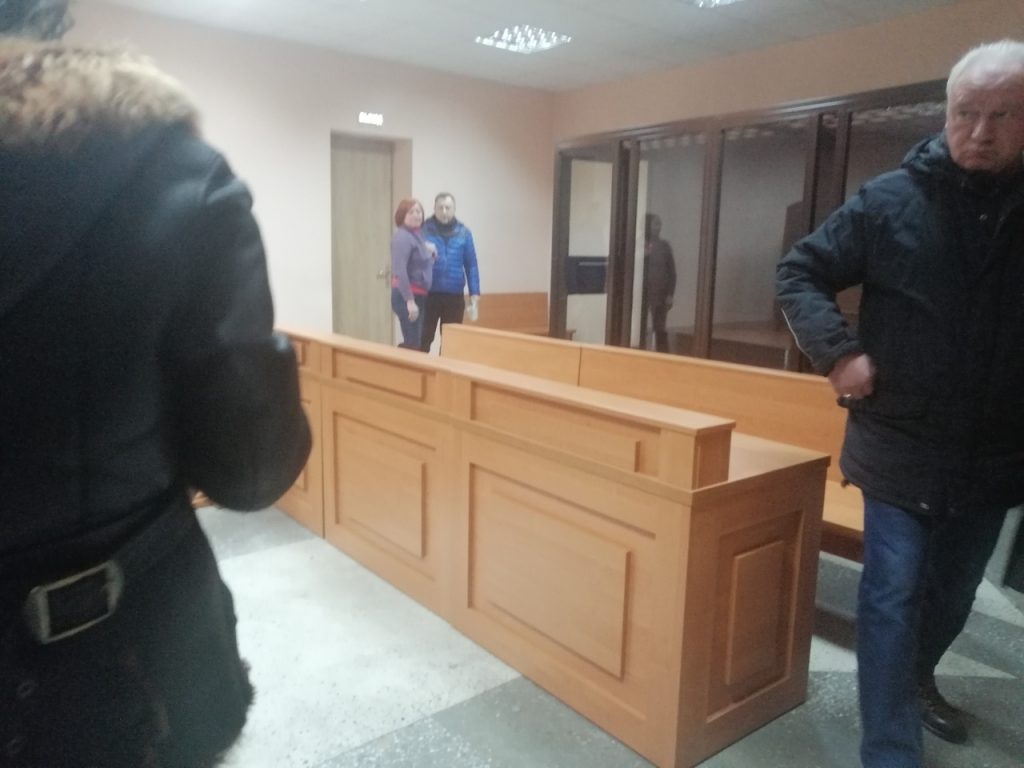 "Освободить, потому что инвалид". Мужчину, который 2 месяца скрывался с сыном в России, не накажут за избиение жены