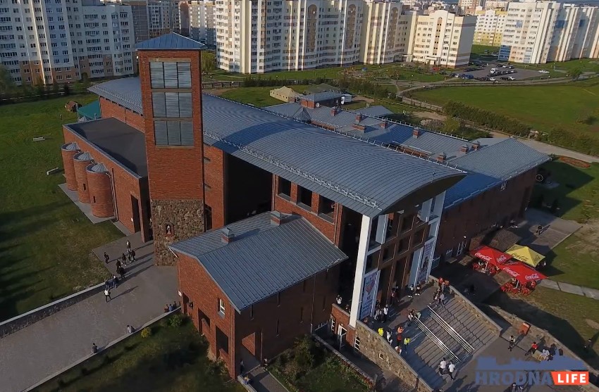 Гибрид брежневки и хай-тека. Гайд по архитектуре постмодерна в Гродно