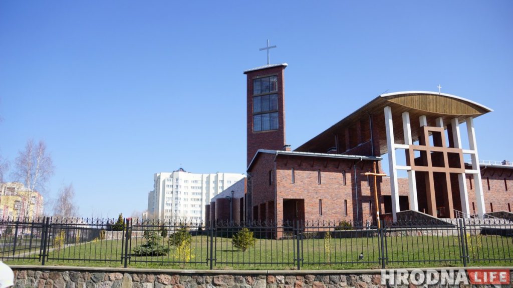 Гибрид брежневки и хай-тека. Гайд по архитектуре постмодерна в Гродно