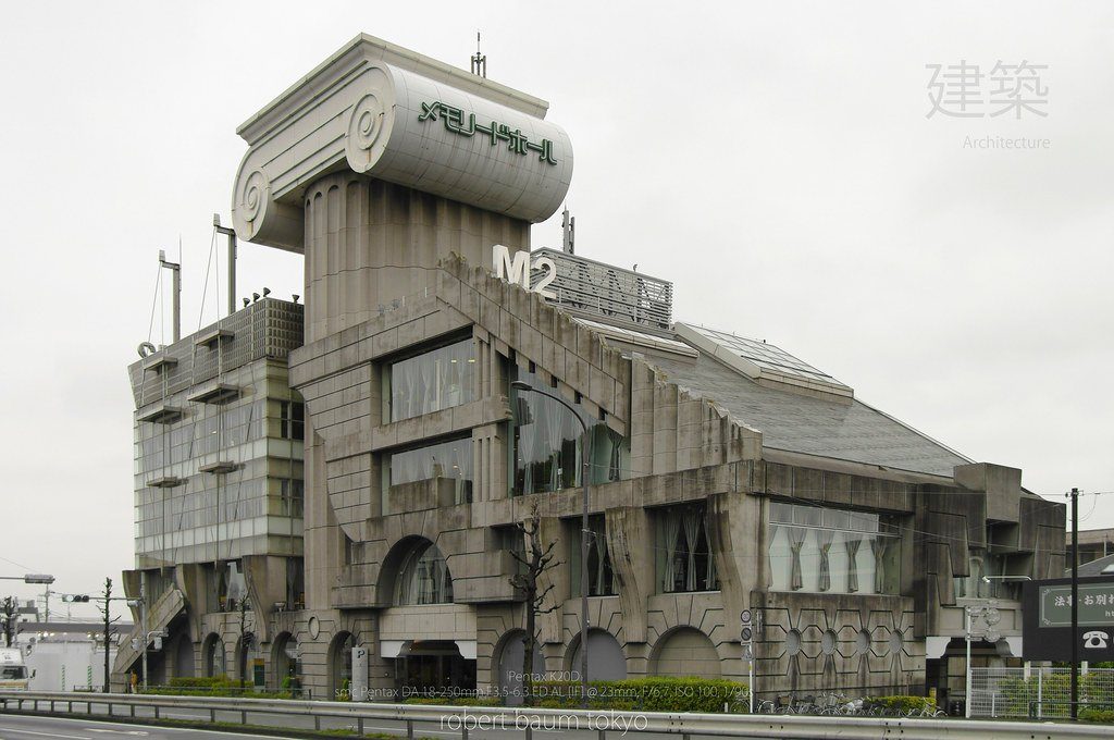 Гибрид брежневки и хай-тека. Гайд по архитектуре постмодерна в Гродно