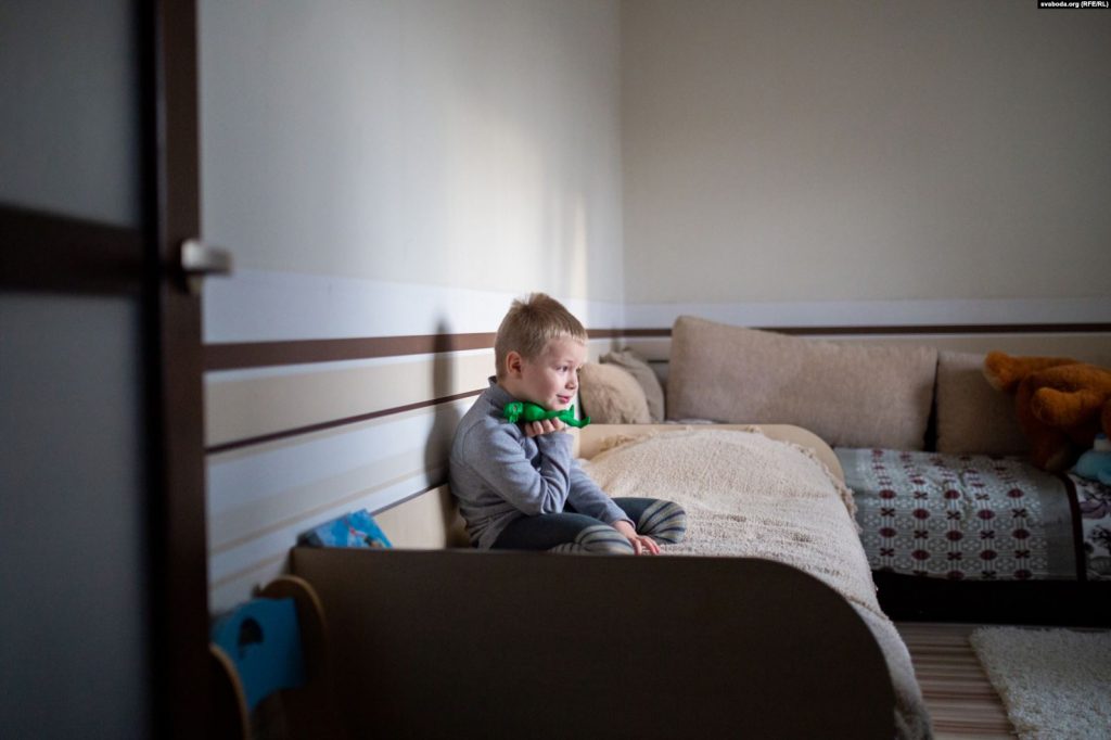 «Але ж я ў гэтым не вінаваты». Маленькі Міша, зь якім бацька хаваўся ў Расеі, вярнуўся дадому