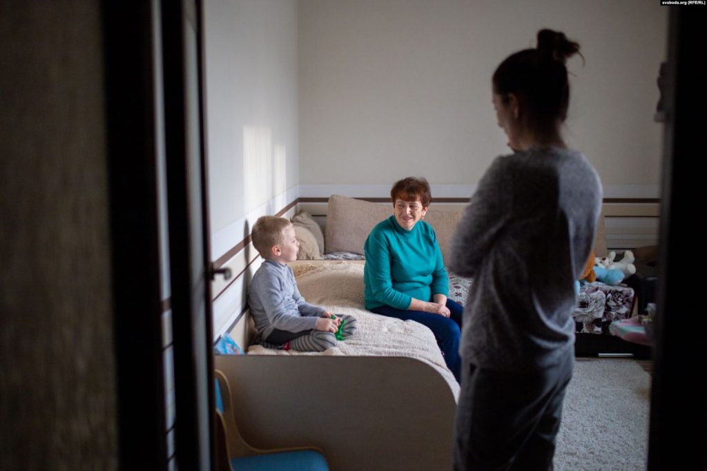 «Але ж я ў гэтым не вінаваты». Маленькі Міша, зь якім бацька хаваўся ў Расеі, вярнуўся дадому