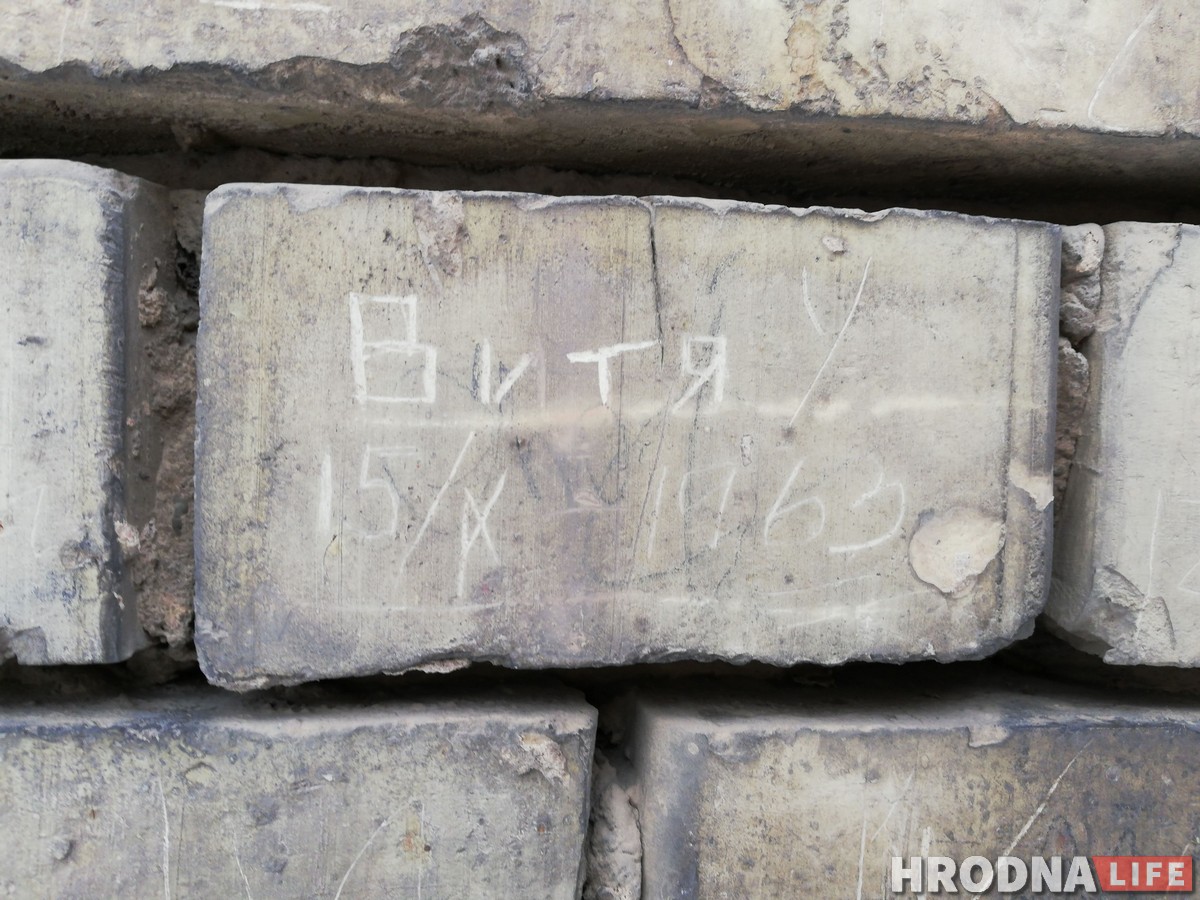 "Здесь был Витя". Что гродненцы писали на стенах 100 лет назад и что пишут сейчас