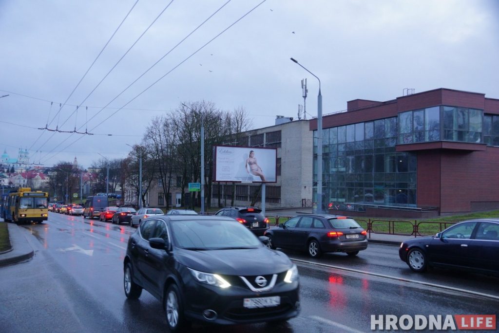 Гибрид брежневки и хай-тека. Гайд по архитектуре постмодерна в Гродно