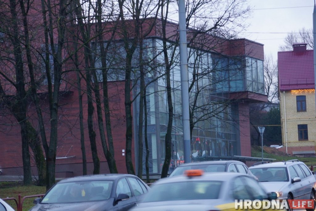 Гибрид брежневки и хай-тека. Гайд по архитектуре постмодерна в Гродно