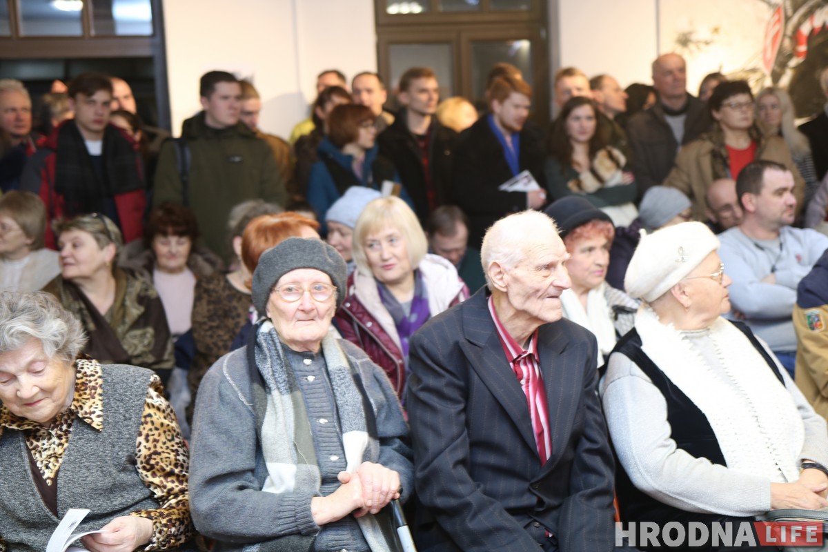 “Хто нас, пенсіянераў, ведаў? А ён зрабіў нас героямі”. У Гродне прадставілі новую кнігу Руслана Кулевіча “Хто нас, пенсіянераў, ведаў? А ён зрабіў нас героямі”. У Гродне прадставілі новую кнігу Руслана Кулевіча
