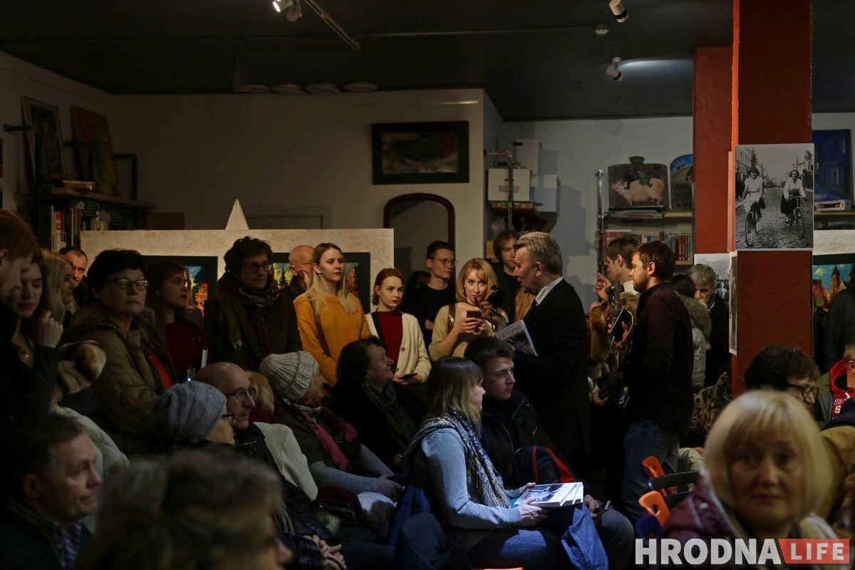 “Хто нас, пенсіянераў, ведаў? А ён зрабіў нас героямі”. У Гродне прадставілі новую кнігу Руслана Кулевіча “Хто нас, пенсіянераў, ведаў? А ён зрабіў нас героямі”. У Гродне прадставілі новую кнігу Руслана Кулевіча