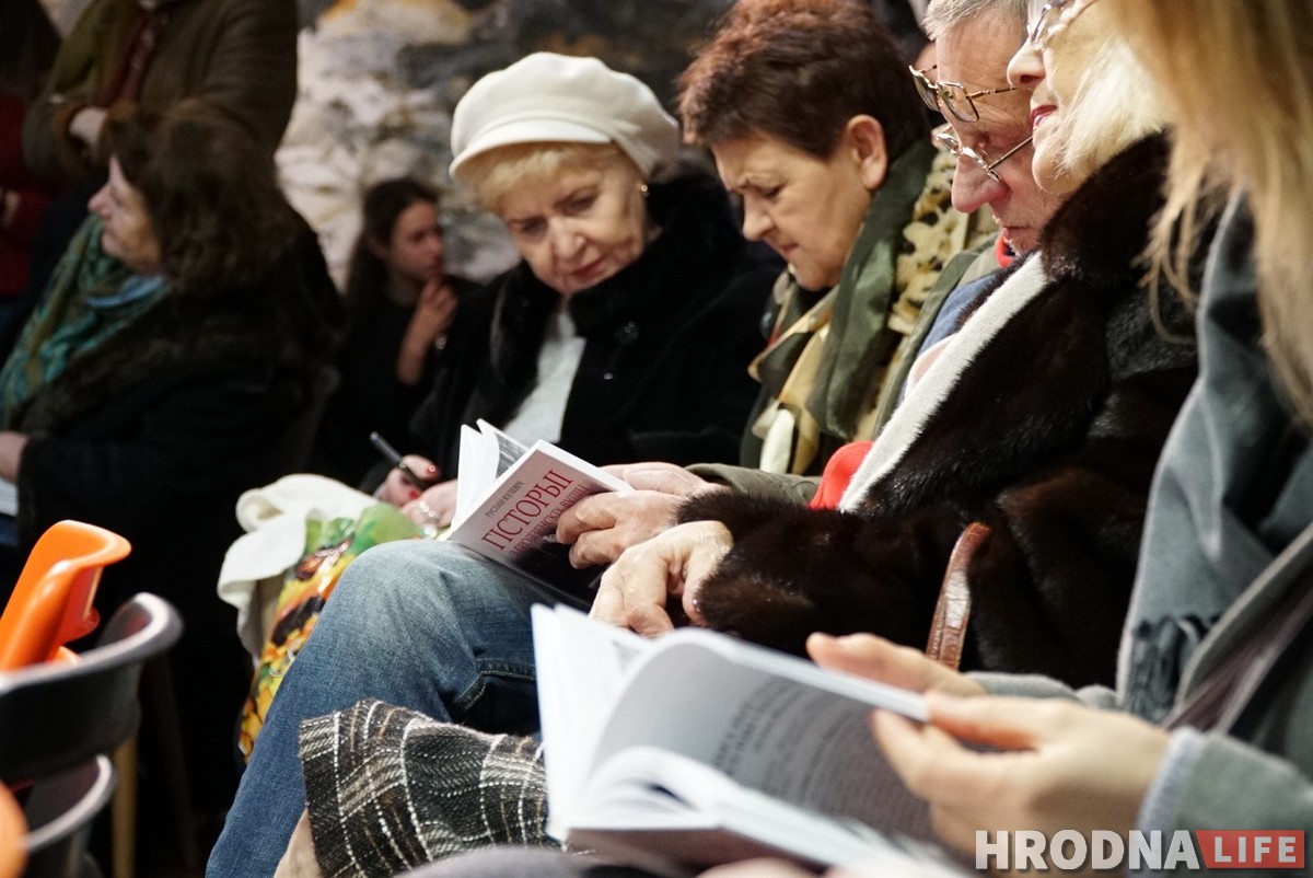 “Хто нас, пенсіянераў, ведаў? А ён зрабіў нас героямі”. У Гродне прадставілі новую кнігу Руслана Кулевіча “Хто нас, пенсіянераў, ведаў? А ён зрабіў нас героямі”. У Гродне прадставілі новую кнігу Руслана Кулевіча