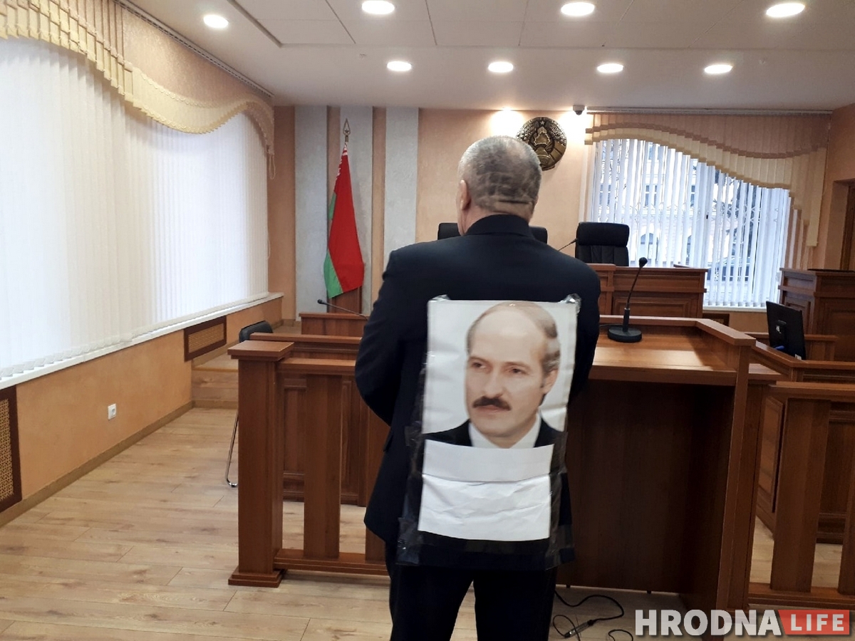 Суд у Гродне: У знак пратэсту актывіст  прыкаваў сябе ланцугом. Прыйшлося выклікаць МНС, хуткую і АМАП